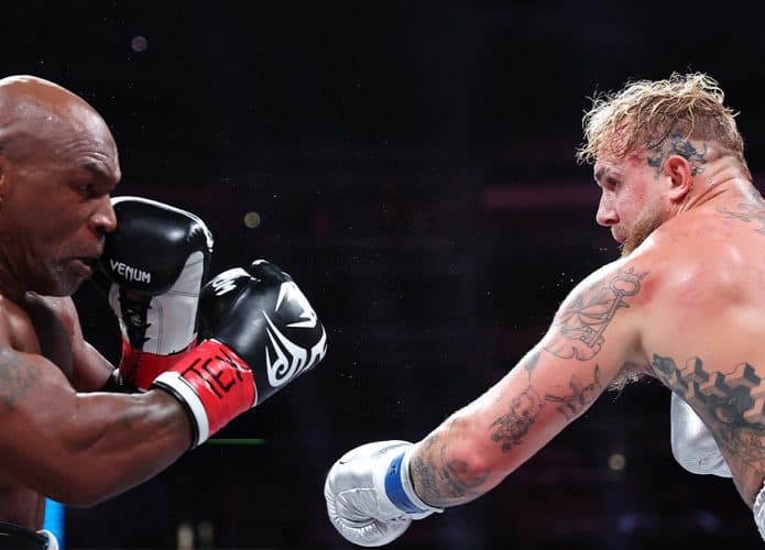 Mike Tyson e Jake Paul durante luta transmitida pela Netflix