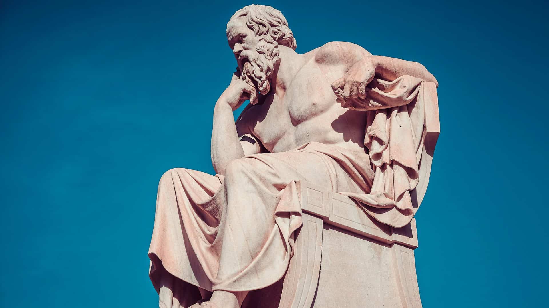 Estátua de homem pensando