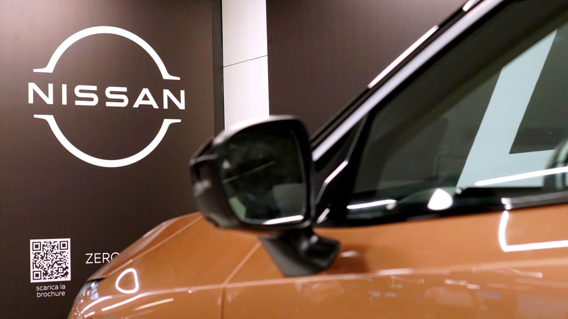 Close em retrovisor de carro em estande da Nissan