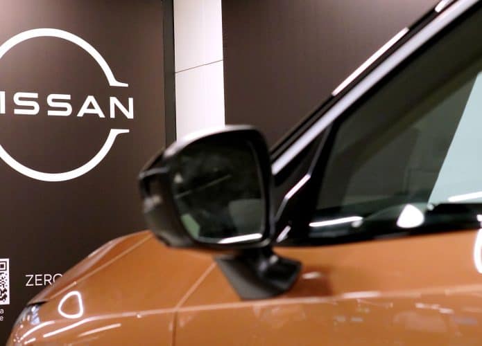 Close em retrovisor de carro em estande da Nissan