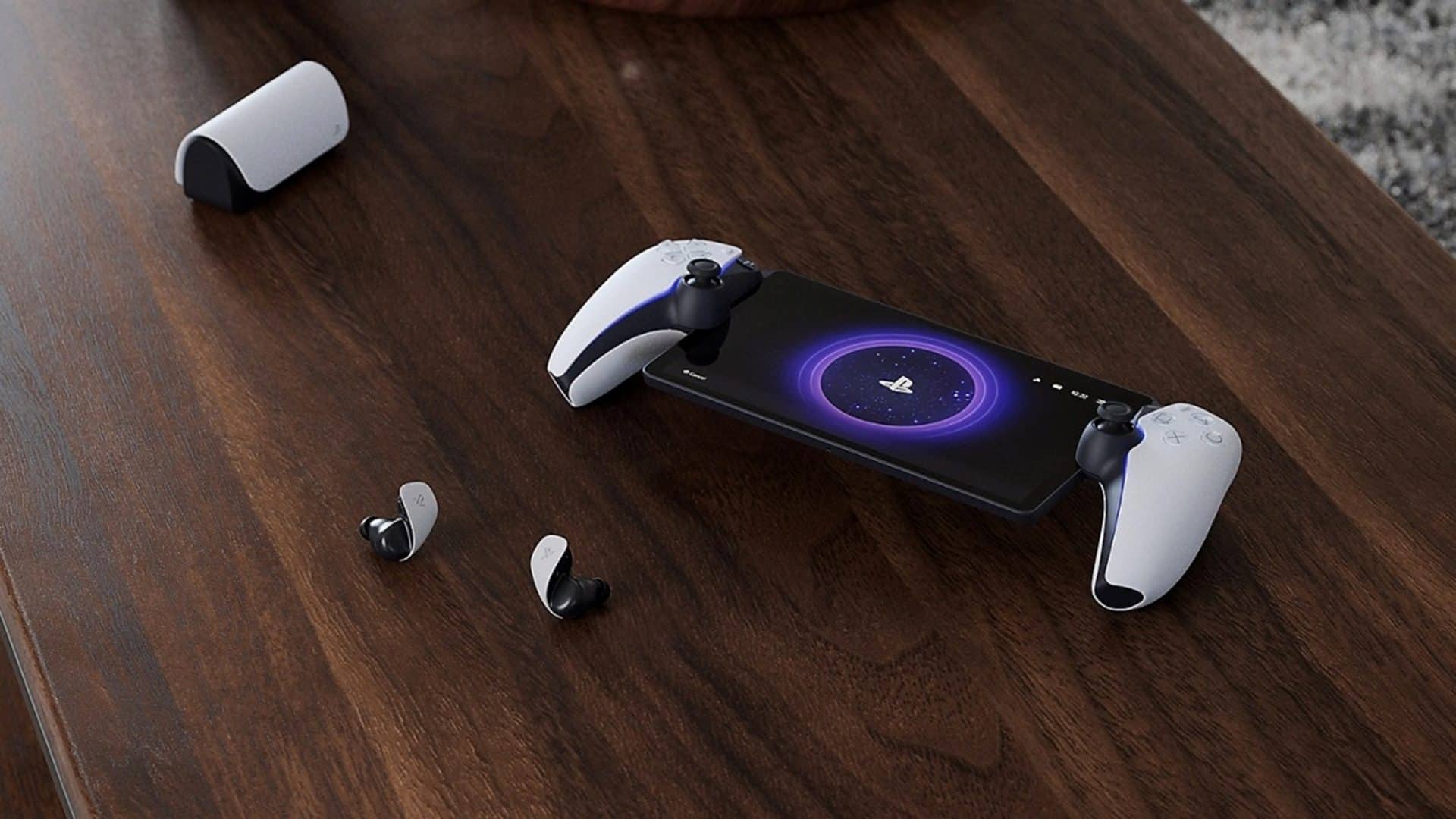 PlayStation Portal em cima de mesa com fones de ouvido sem fio da Sony ao lado