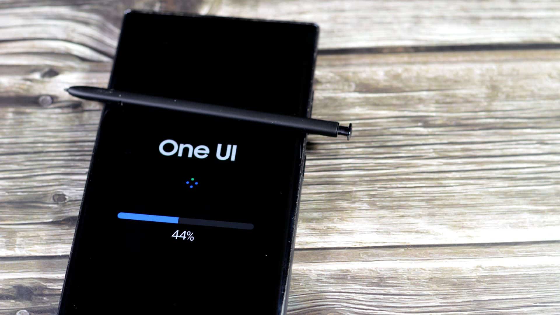 Celular da Samsung carregando One UI nova