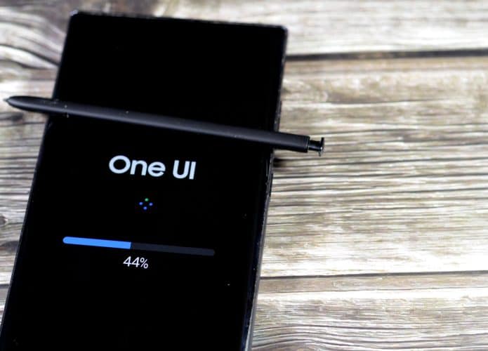 Celular da Samsung carregando One UI nova