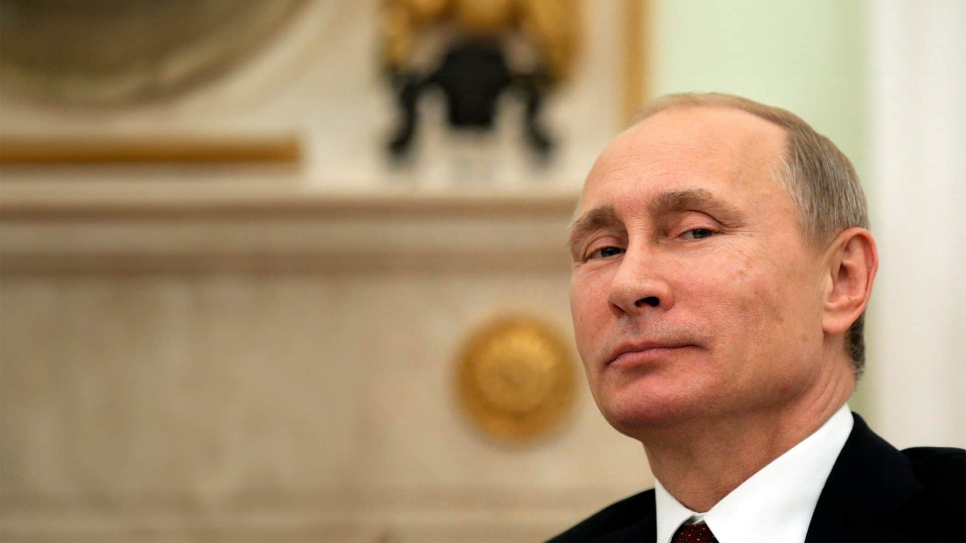 Presidente da Rússia, Vladimir Putin, olhando de lado