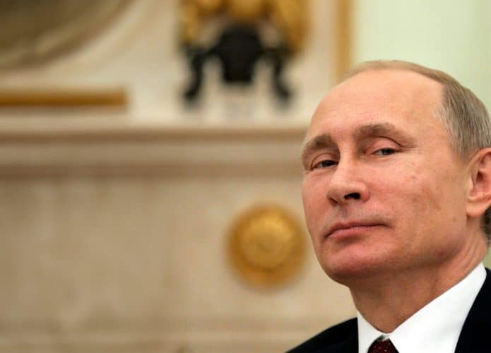 Presidente da Rússia, Vladimir Putin, olhando de lado