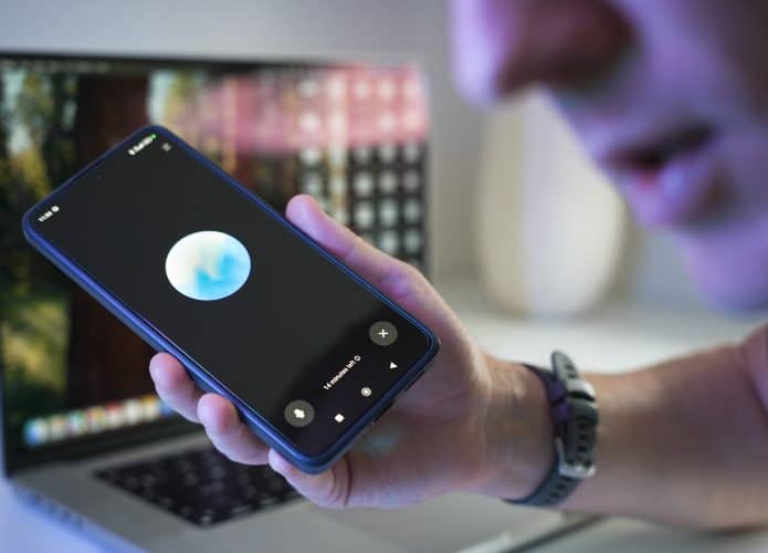 Homem conversando por áudios com ChatGPT no celular