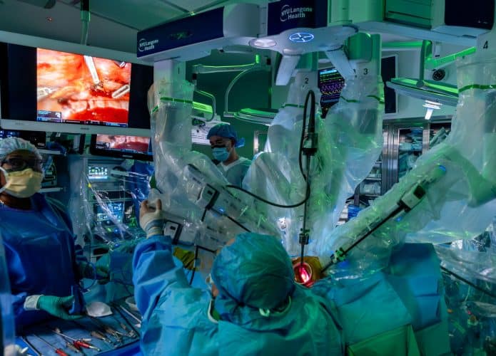 Braços robóticos durante cirurgia