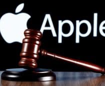 Martelo de juiz à frente de logo da Apple