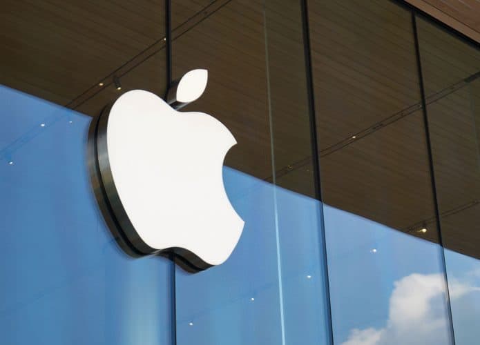 Logo da Apple na fachada de uma loja