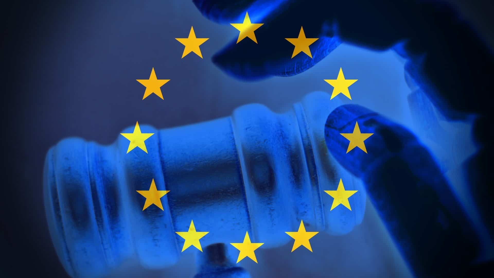 Bandeira da União Europeia cercando um martelo de juiz