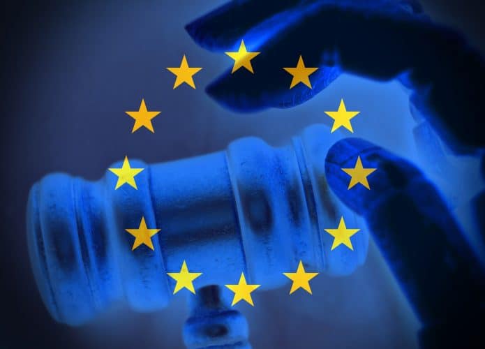 Bandeira da União Europeia cercando um martelo de juiz