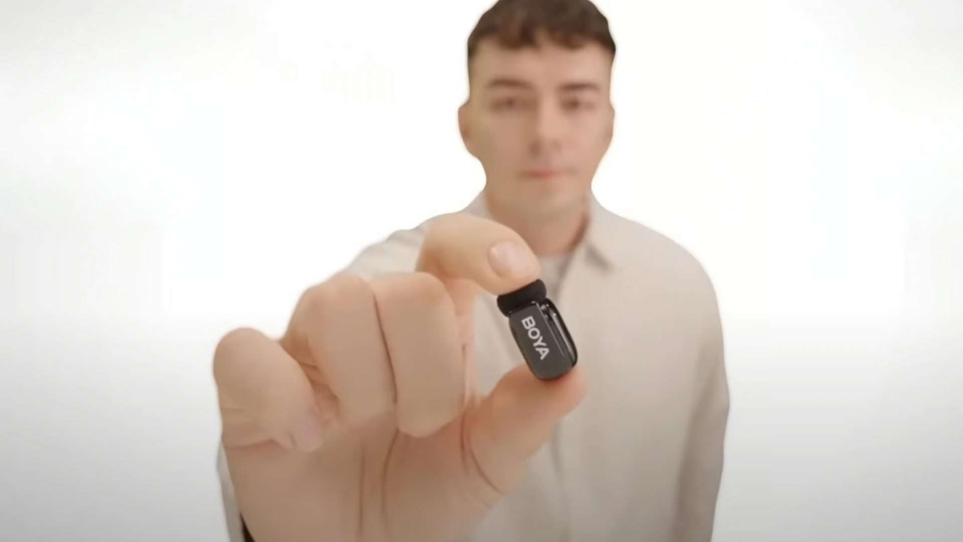 Homem segurando o Boya Mini
