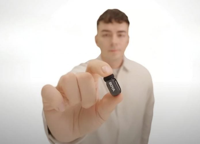 Homem segurando o Boya Mini