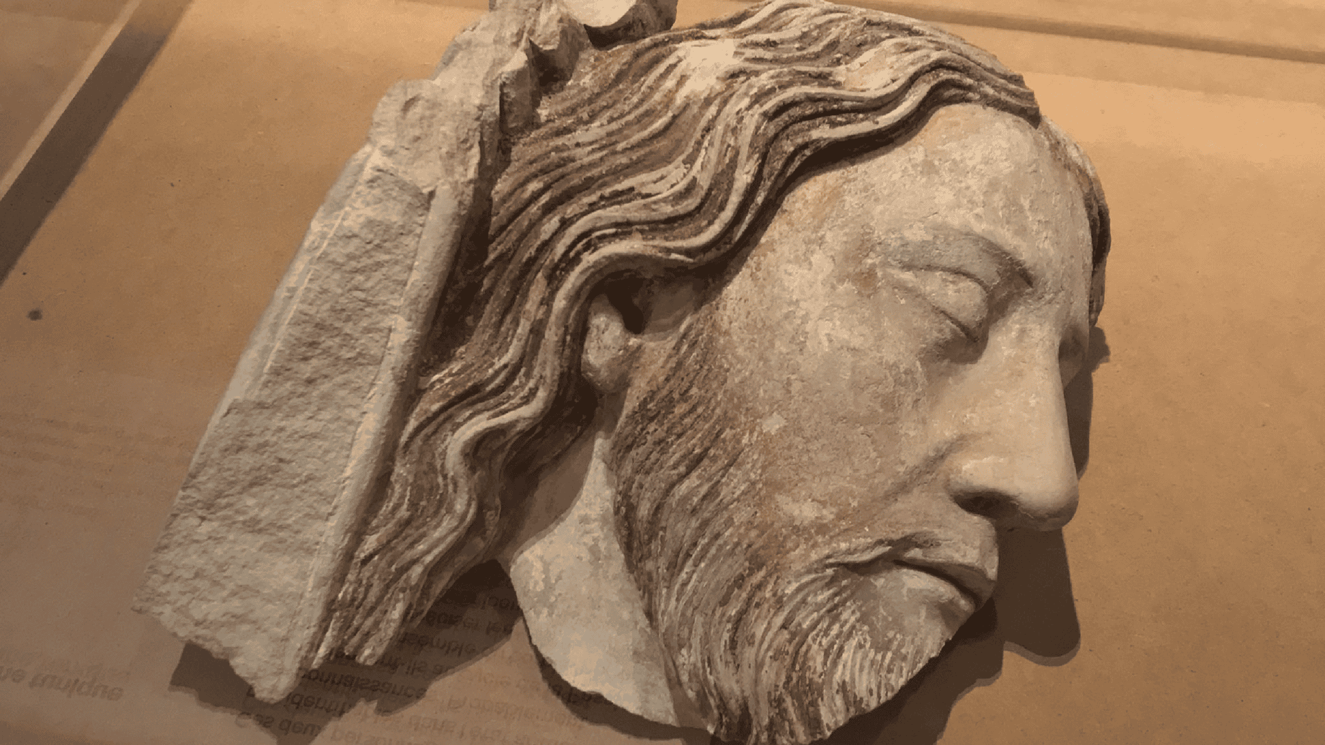 Cabeça de Jesus Cristo encontrada na catedral de Notre-Dame
