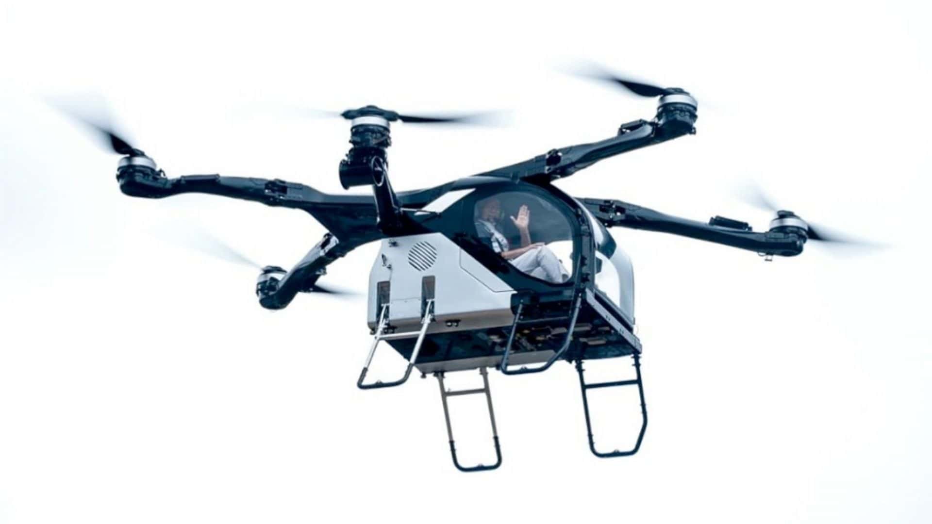 Carro voador da China faz primeiro voo público pilotado
