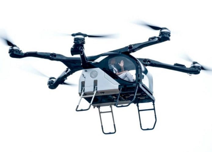 Carro voador da China faz primeiro voo público pilotado