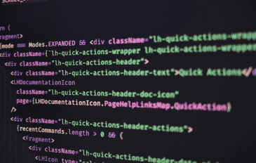 imagem mostra uma tela cheia de códigos que comandam e estruturam um software