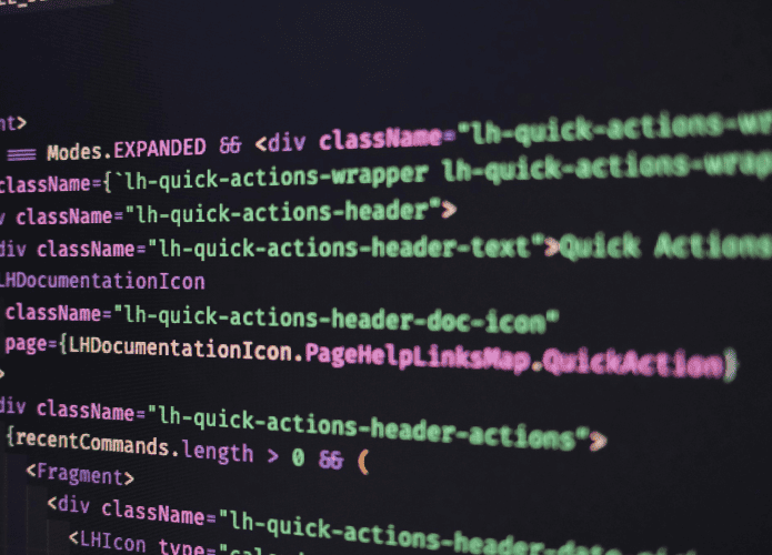 imagem mostra uma tela cheia de códigos que comandam e estruturam um software