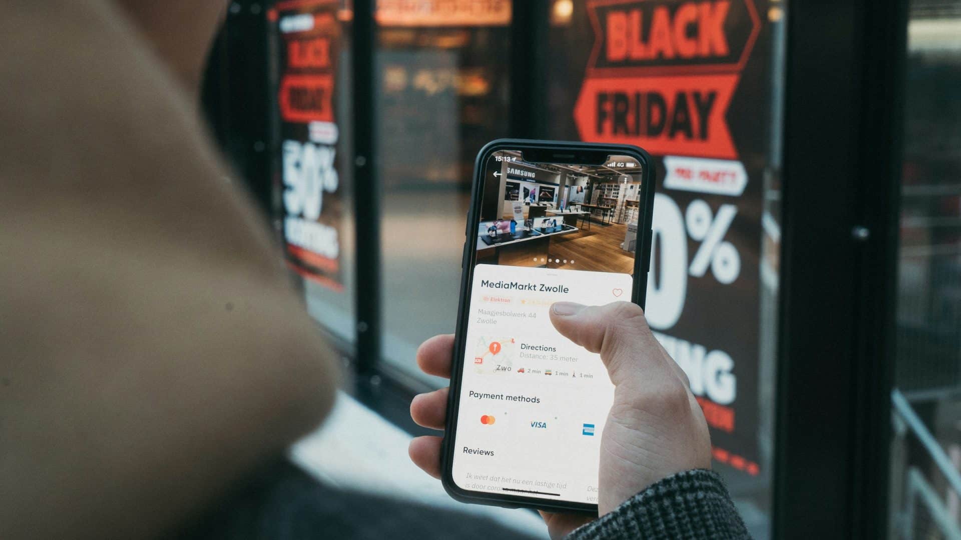 Homem olhando anúncio online de eletrônicos durante a Black Friday