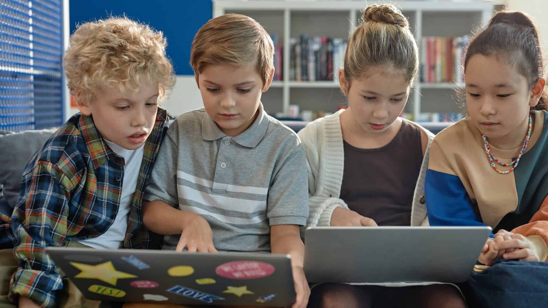 Crianças usando notebooks