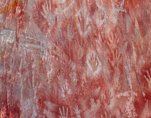 Arte rupestre em parede de pedra