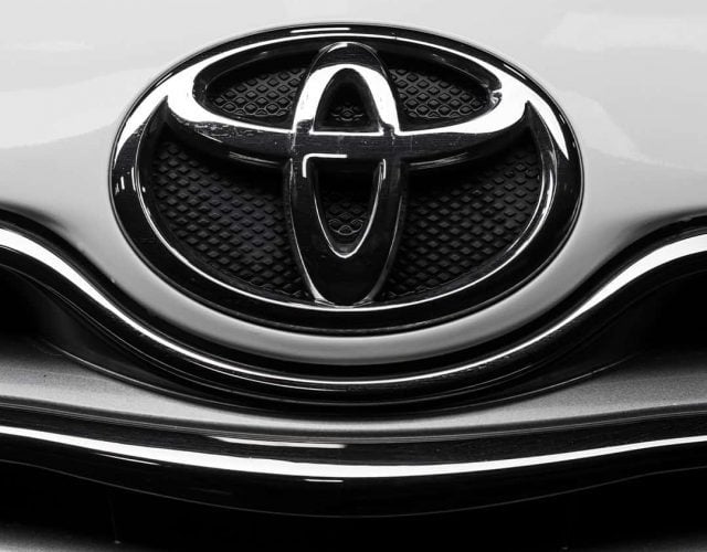 Símbolo da Toyota em capô de carro