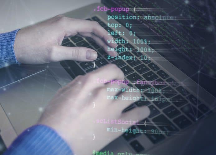 Pessoa trabalhando com a linguagem CSS