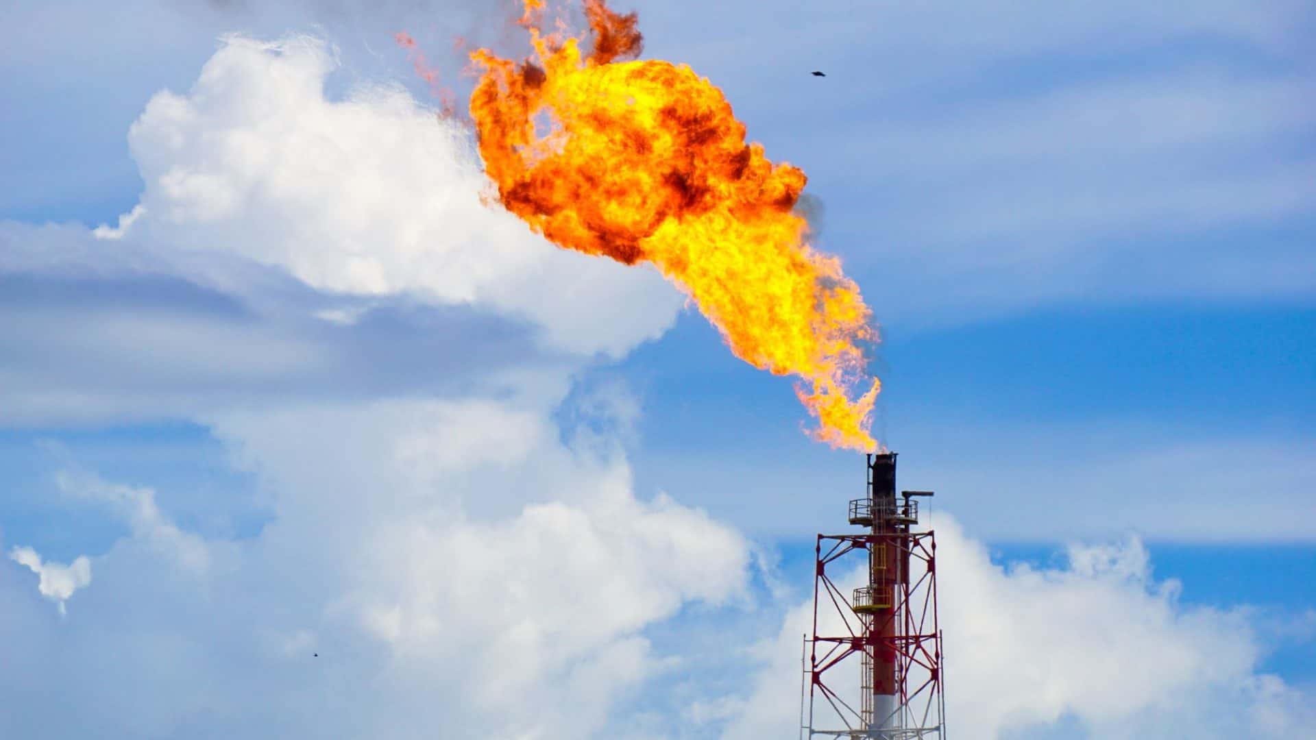 Petroquímica emitindo gases por sua chaminé