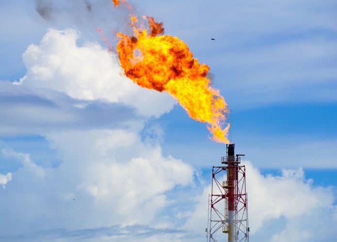 Petroquímica emitindo gases por sua chaminé
