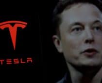 Logo da Tesla ao lado da foto de Musk