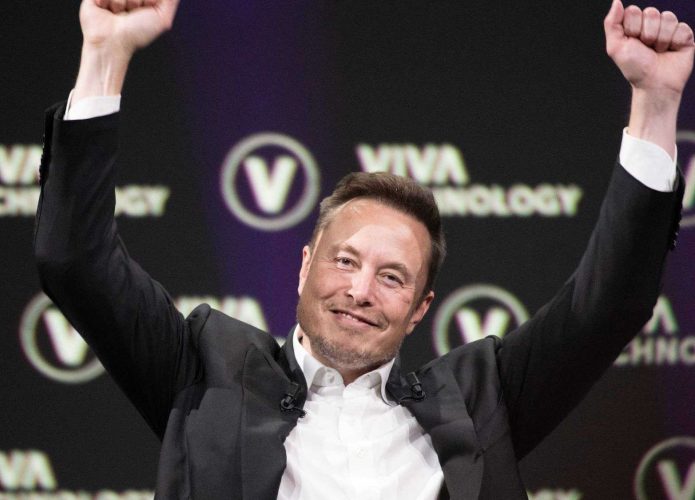 Elon Musk erguendo os punhos