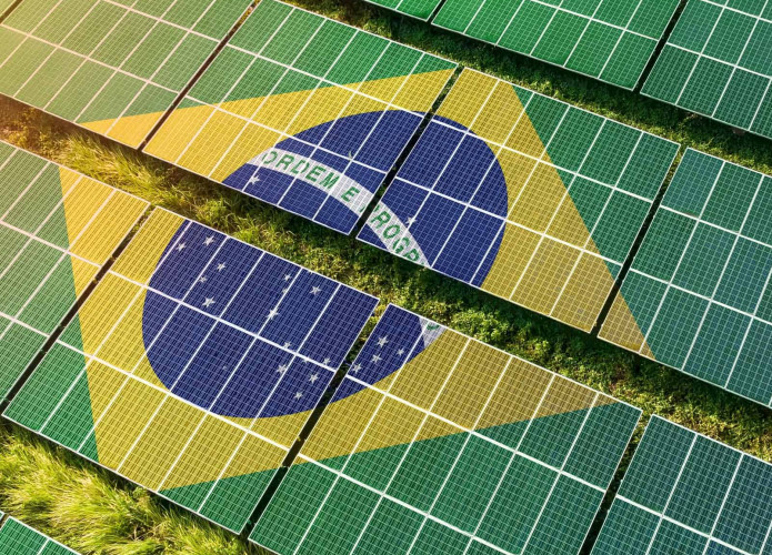 Painéis de energia solar com bandeira do Brasil estampada