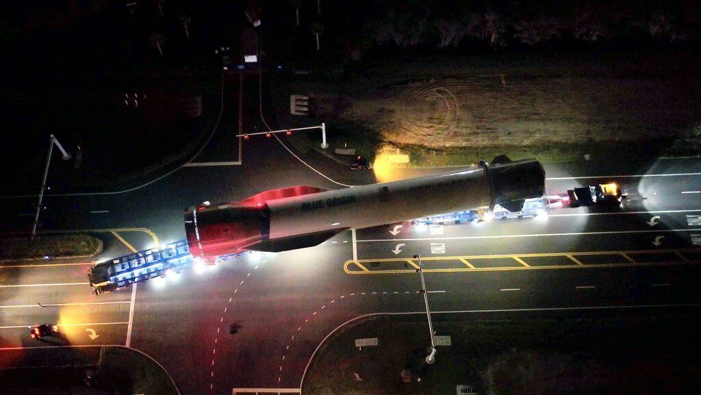 Booster do foguete New Glenn sendo transportado para a plataforma de lançamento LC-36, na Estação da Força Espacial, para testes finais