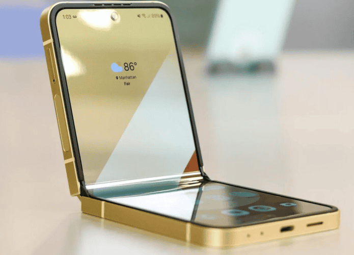 imagem mostra um telefone dobrável da samsung com chassi na cor ouro