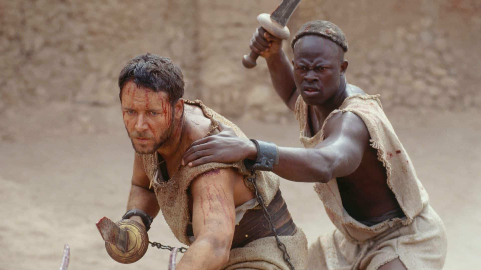Maximus (Russell Crowe) e Juba (Djimon Hounsou) em cena de Gladiador (2000)
