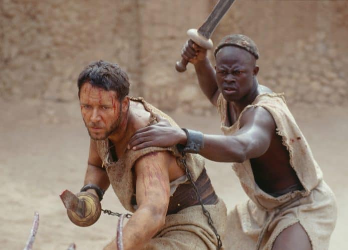 Maximus (Russell Crowe) e Juba (Djimon Hounsou) em cena de Gladiador (2000)