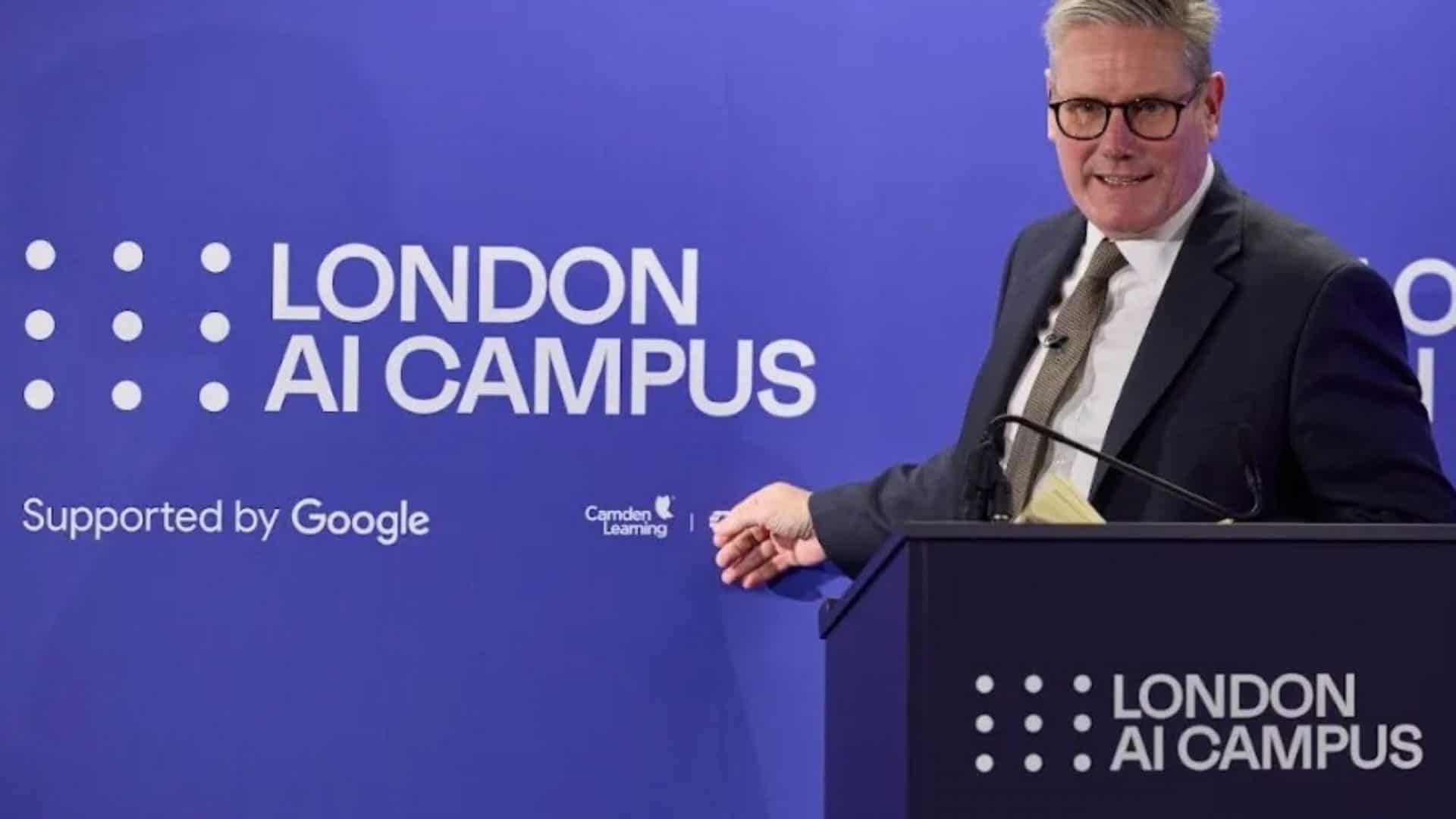 Primeiro-ministro britânico discursando na inauguração do campus do Google