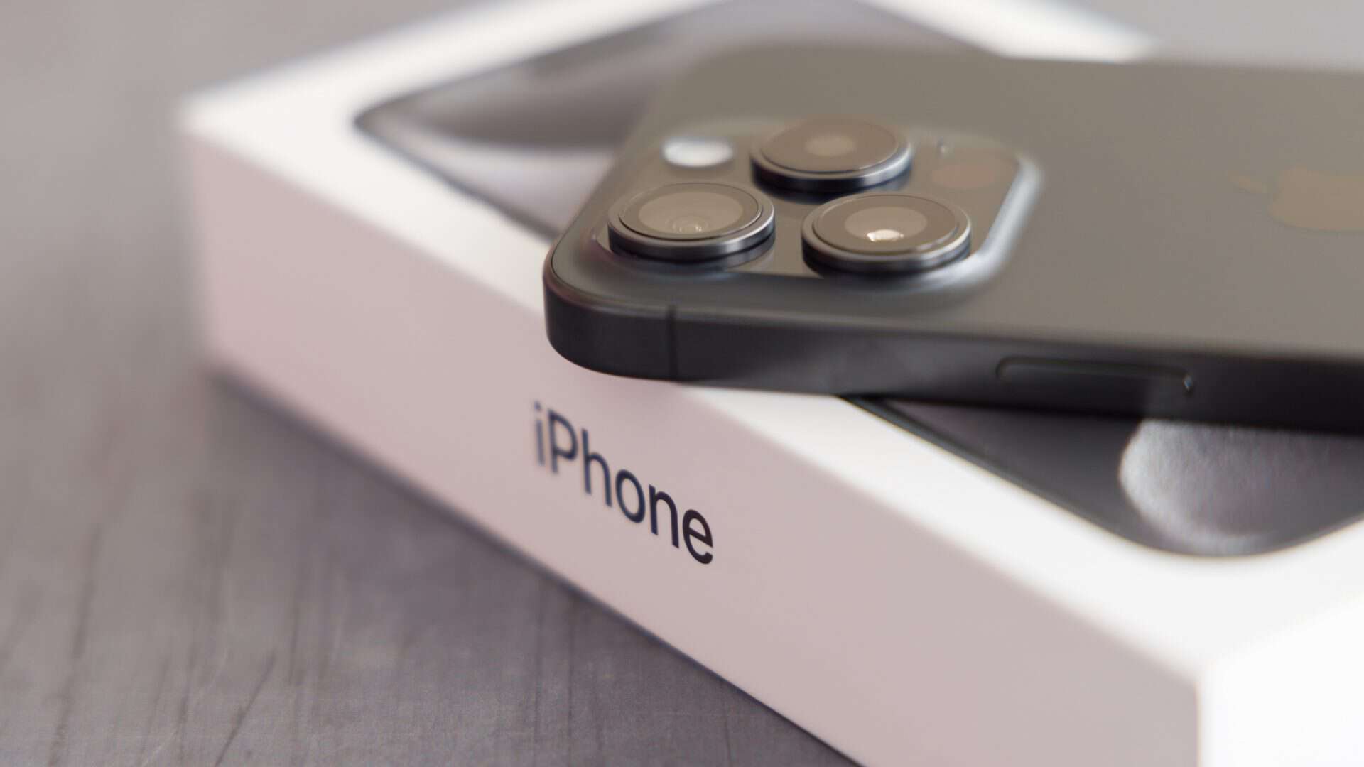 iPhone 15 em cima de sua caixa