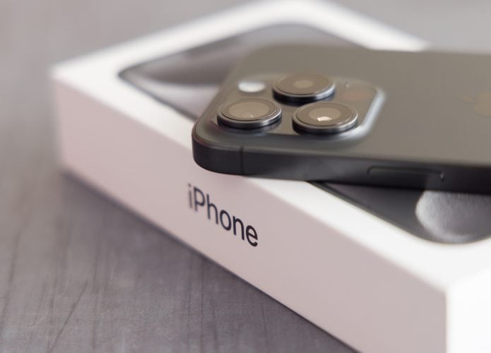 iPhone 15 em cima de sua caixa
