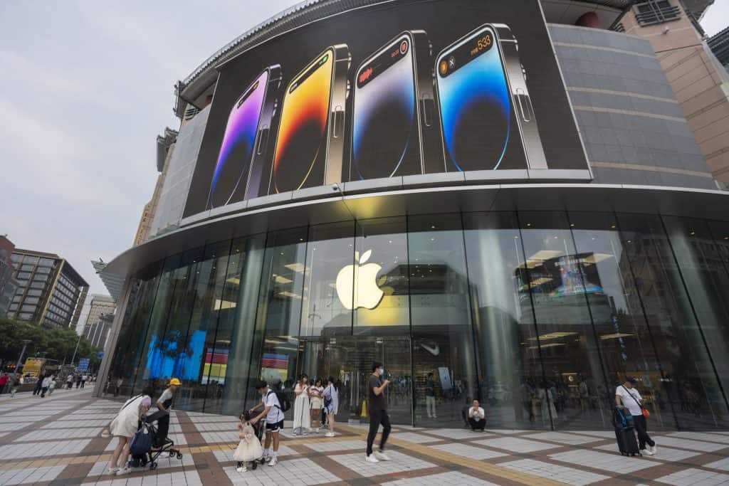 Imposto de renda faz lucro da Apple cair após recorde Superando as projeções de Wall Street, a Apple registrou um crescimento de 6% no quarto trimestre deste ano, encerrado em 28 de setembro. O lucro líquido, no entanto, caiu depois que a empresa pagou uma multa de imposto de renda na Irlanda. Imposto de renda faz lucro da Apple cair após recorde
