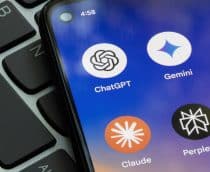 Logos de inteligências artificiais em um smartphone