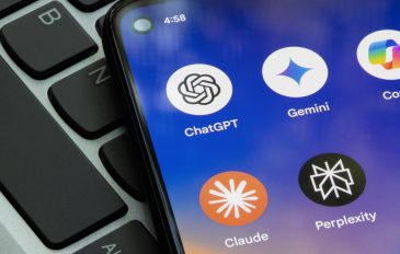 Logos de inteligências artificiais em um smartphone