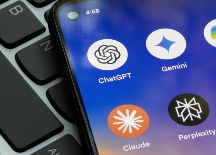 Logos de inteligências artificiais em um smartphone