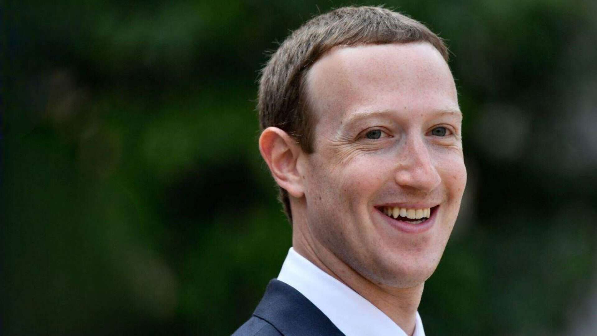 Mark Zuckerberg sorrindo