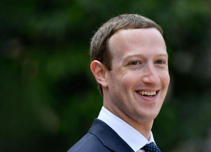 Mark Zuckerberg sorrindo