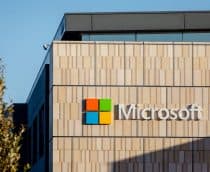 Fachada da Microsoft com logo da empresa na parede