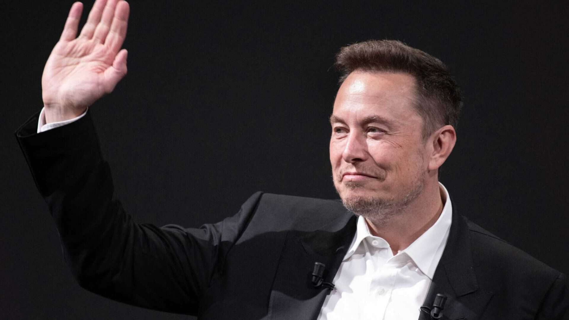 Elon Musk acenando