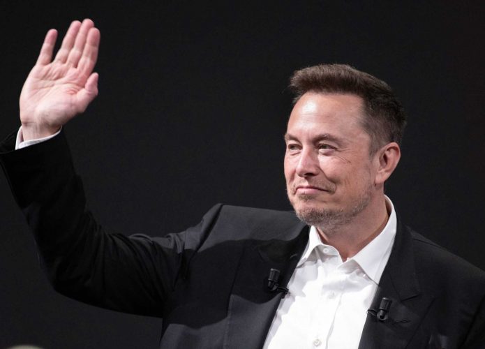 Elon Musk acenando
