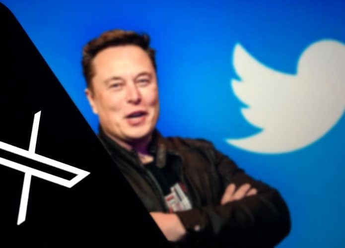 Elon Musk de braços cruzados entre os logos de Twitter e X