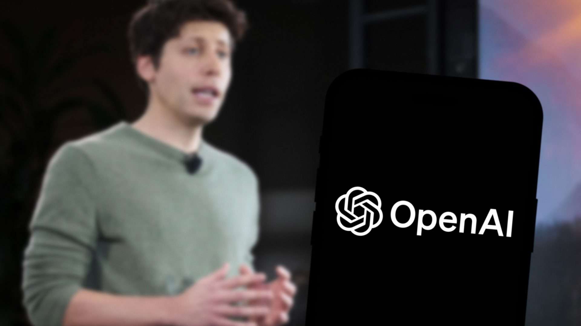 Ao fundo, Sam Altman; à frente, logo da OpenAI na tela de um smartphone